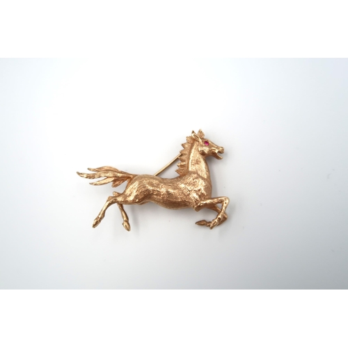 88 - A 9ct yellow gold brooch of equine form - weight approx 10 grams