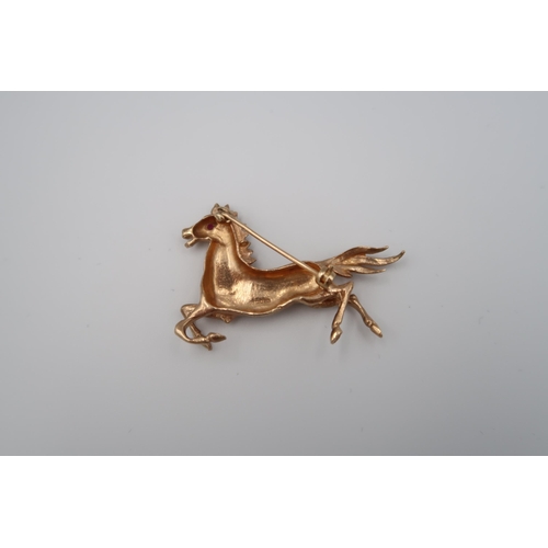 88 - A 9ct yellow gold brooch of equine form - weight approx 10 grams