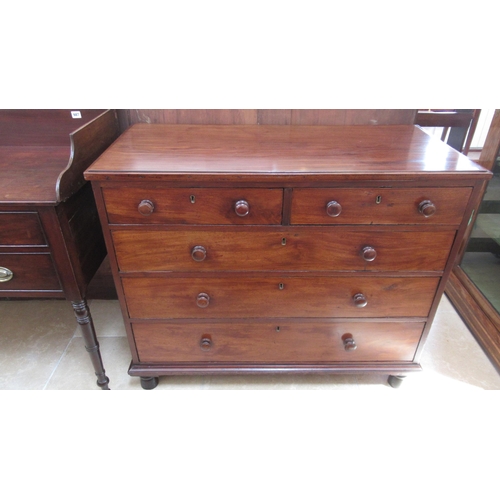 686 - An early Victorian mahogany two over three chest of graduated drawers with an oak lining - Width 106... 