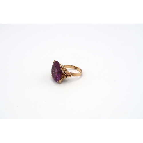 10 - A single purple stone ring. Believed to be synthetic sapphire. Stamped 585. Size P 1/2. Weight appro... 