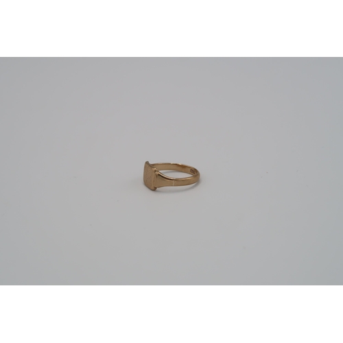 137 - A 9ct yellow gold signet ring - weight approx 3.72 grams - ring size Q/R