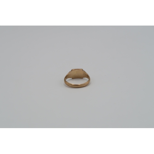 137 - A 9ct yellow gold signet ring - weight approx 3.72 grams - ring size Q/R