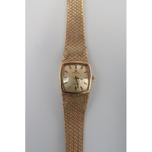 267 - A ladies 9ct yellow gold Omega De Ville bracelet wristwatch gold coloured dial with baton markers, d... 