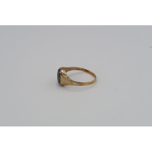 72 - A 9ct yellow gold signet ring with ribbed decoration to shoulder, size Y/Z, 2.7 grams