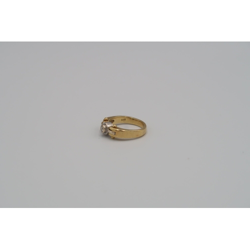 81 - An 18ct yellow and white gold collet ring, size K, approx 6.38 grams