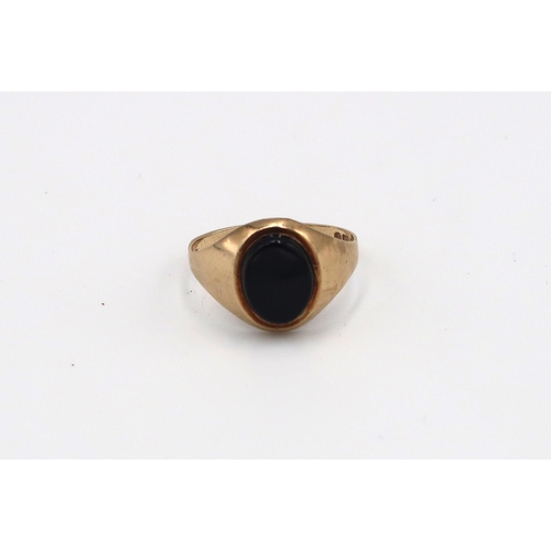 93 - A 9ct yellow gold and onyx signet ring, size K, approx 1.69 grams