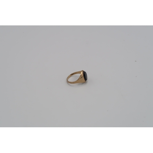 93 - A 9ct yellow gold and onyx signet ring, size K, approx 1.69 grams