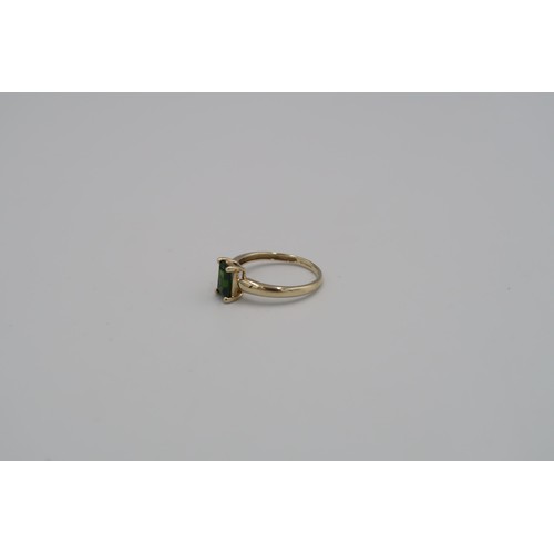 181 - A 9ct yellow gold green diopside ring - head size approx 8mm x 6mm - ring size approx N/O