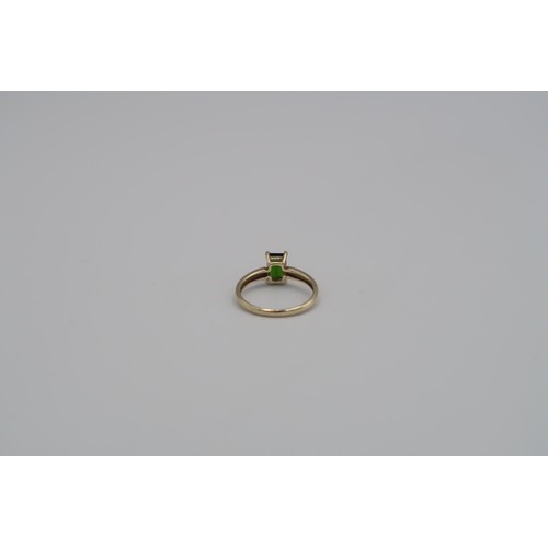 181 - A 9ct yellow gold green diopside ring - head size approx 8mm x 6mm - ring size approx N/O