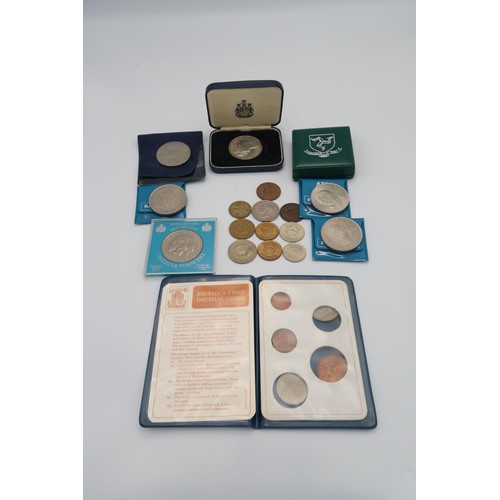 425 - A collection of circulated World coins