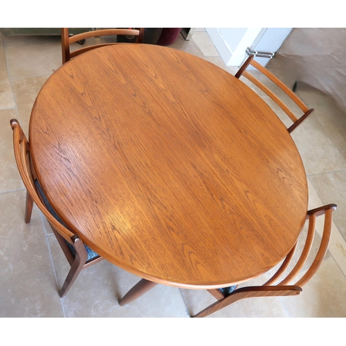 632 - A Mid 20th Century G-Plan extendable dining table and five dining chairs. extended size 167cm long, ... 