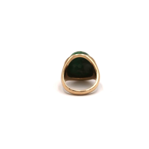 105 - A marked 14k yellow gold cabochon moss green agate ring, size I, approx 10.1 grams