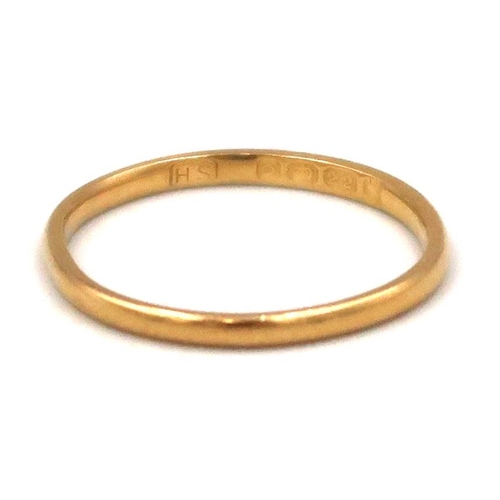 148 - A 22ct hallmarked yellow gold wedding band - size L/M - 1.1grams