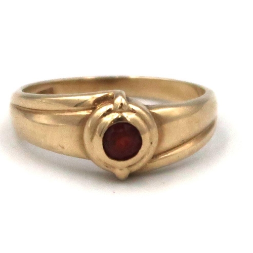 149 - A 9ct hallmarked yellow gold garnet dress ring  - size O - approx weight 2.1grams