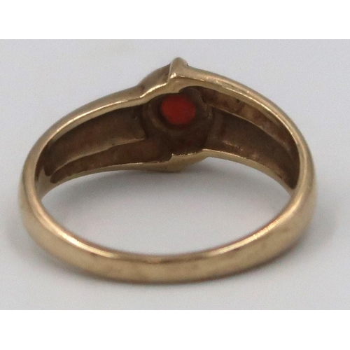 149 - A 9ct hallmarked yellow gold garnet dress ring  - size O - approx weight 2.1grams