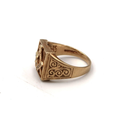 19 - A hallmarked 9ct yellow gold masonic ring, Size R, 6.0grams.