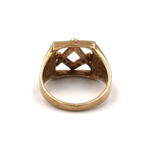 19 - A hallmarked 9ct yellow gold masonic ring, Size R, 6.0grams.