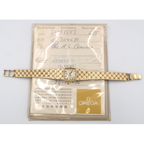 252 - A 9ct gold cased ladies Omega watch in case with paperwork, running in saleroom - approx weight 20.5... 