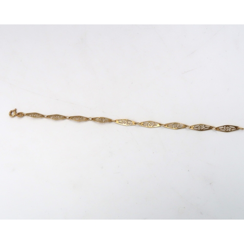 28 - An 18ct yellow gold bracelet, 2.6grams. length 18cm.