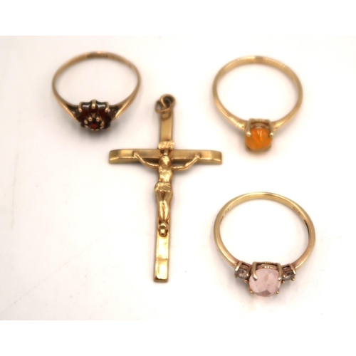 29 - A 9ct yellow gold and fire opal cabochon ring Size P, a 9ct gold crucifix, a 9ct gold garnet cluster... 