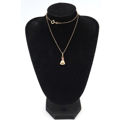 30 - A 9ct box link chain with swag bag pendant, Weight 3 grams