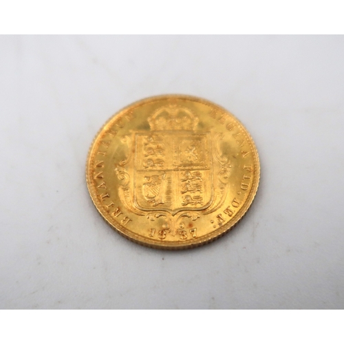 381 - An 1887 shield back gold half sovereign, approx 4 grams