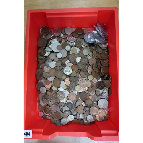 404 - A tray of mixed coinage, British and foreign