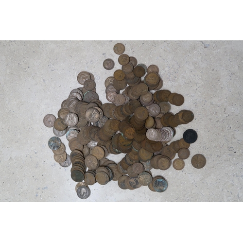 425A - A quantity of British copper coinage, early to mid 20th century.