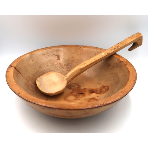 450 - A vintage wood turned salad bowl and matching spoon, diameter 34cm