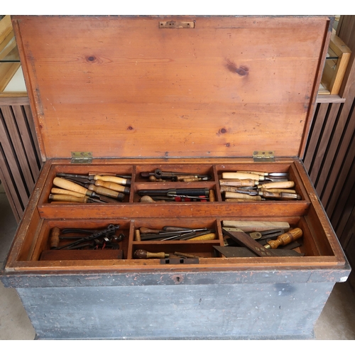 652 - A tool chest containing vintage woodworking tools, items include plains, chisels etc.