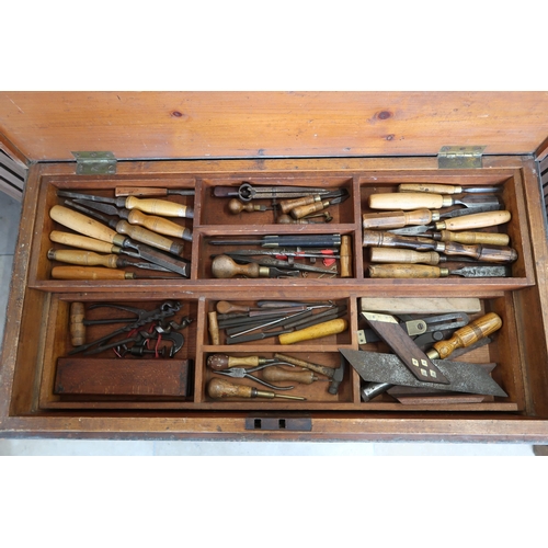 652 - A tool chest containing vintage woodworking tools, items include plains, chisels etc.