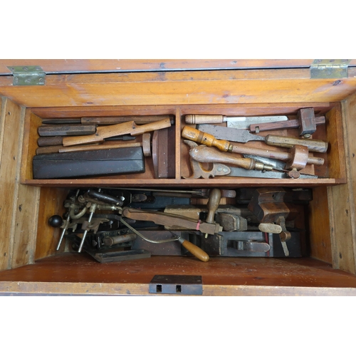 652 - A tool chest containing vintage woodworking tools, items include plains, chisels etc.