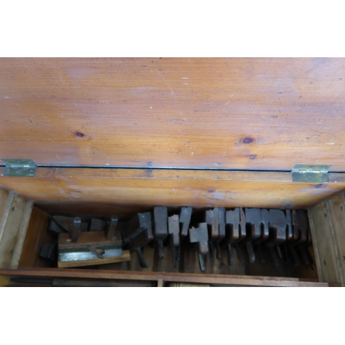 652 - A tool chest containing vintage woodworking tools, items include plains, chisels etc.