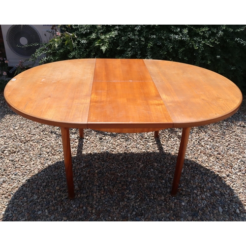 667 - A mid 20th century Mcintosh extendable dining table with six matching chairs 4+2 166cm long x 122cm ... 