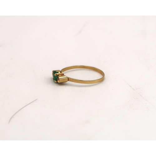 96 - A stamped 750 18ct yellow gold dress ring with central emerald flanked by two small diamonds, size M... 