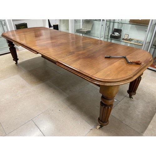 646 - A 19th century mahogany wind out dining table with three leaves extending from 140cm to 260cm long, ... 