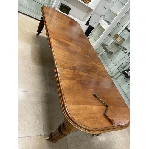 646 - A 19th century mahogany wind out dining table with three leaves extending from 140cm to 260cm long, ... 