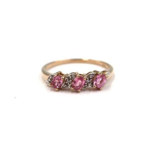 122 - A 9ct yellow gold three stone pink tourmaline ring - head size approx 18mm x 5mm - ring size approx ... 