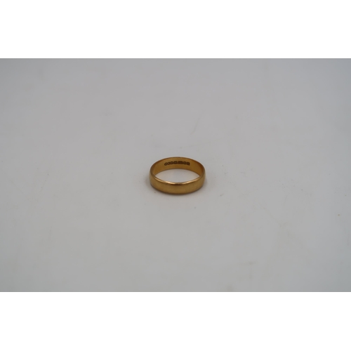 188 - A hallmarked 22ct yellow gold wedding band size L - approx weight 3.6 grams - in good condition