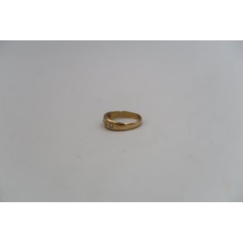 189 - A hallmarked 18ct yellow gold and five stone diamond ring size R/S - weight approx 6.1 grams - in go... 