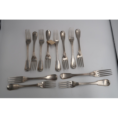 321 - A set of twelve silver hallmarked dining forks London 1807 - approx weight 31.8 troy oz