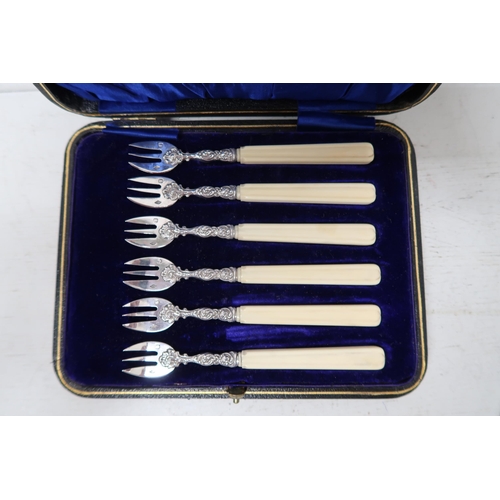 357 - A set of six hallmarked French silver oyster forks with bone handles by Pierre Queille - 1834-1846 -... 