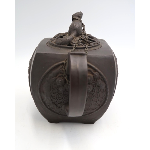 433 - A Spode hexagonal black Basalt teapot with chinoiserie decoration and otter finial - Height approx 1... 