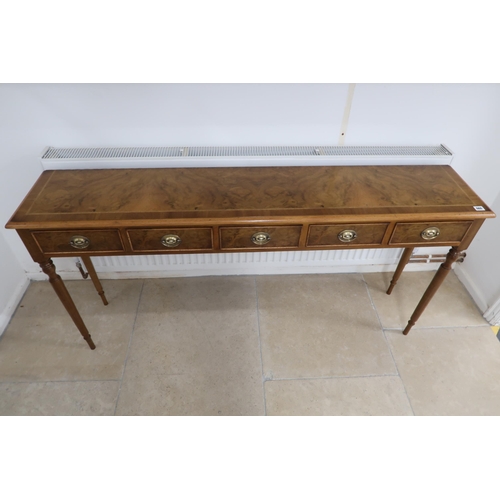 660 - A good quality five drawer walnut hall table, made by a local craftsman to a high standard - Width 1... 