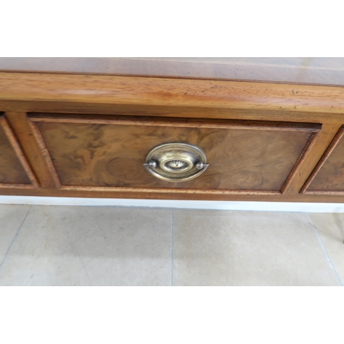 660 - A good quality five drawer walnut hall table, made by a local craftsman to a high standard - Width 1... 