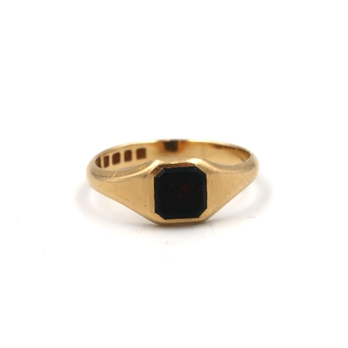 139 - An 18ct gold hallmarked signet ring with octagonal shaped agate to shoulder - ring size W - approx w... 