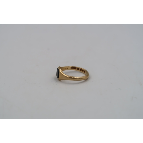 139 - An 18ct gold hallmarked signet ring with octagonal shaped agate to shoulder - ring size W - approx w... 