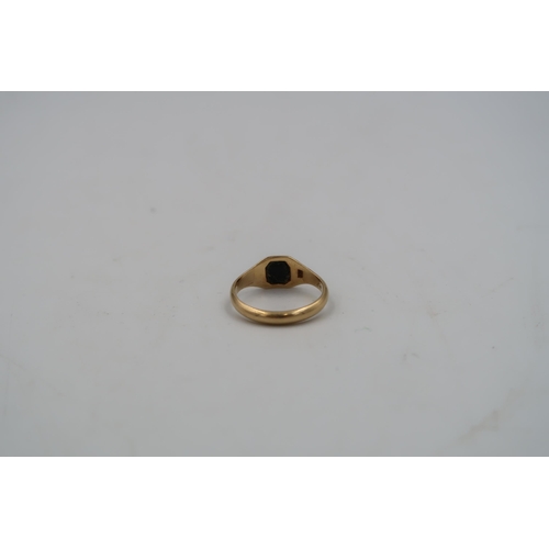 139 - An 18ct gold hallmarked signet ring with octagonal shaped agate to shoulder - ring size W - approx w... 