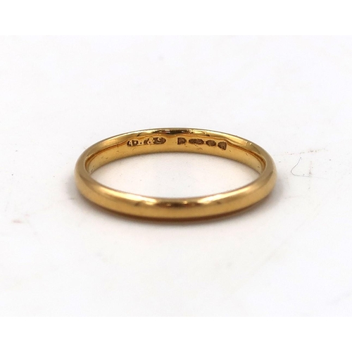 141 - A 22ct hallmarked gold wedding band size M - approx weight 2.7 grams - light surface scratches