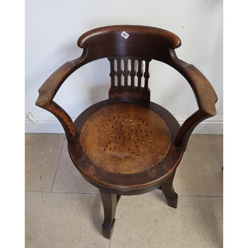 627 - Railway Interest - A good quality oak revolving desk chair stamped LNER - in good condition and nice... 